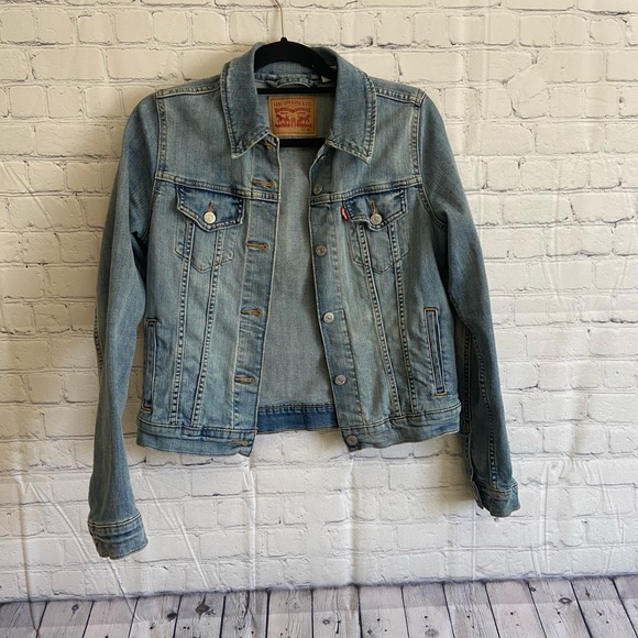 Levi's Jackets & Blazers - Levi’s denim jean jacket